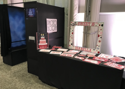 Traditional Photo Booth option 2 Yager Entertainment 400x284 - Yager Entertainment Orlando